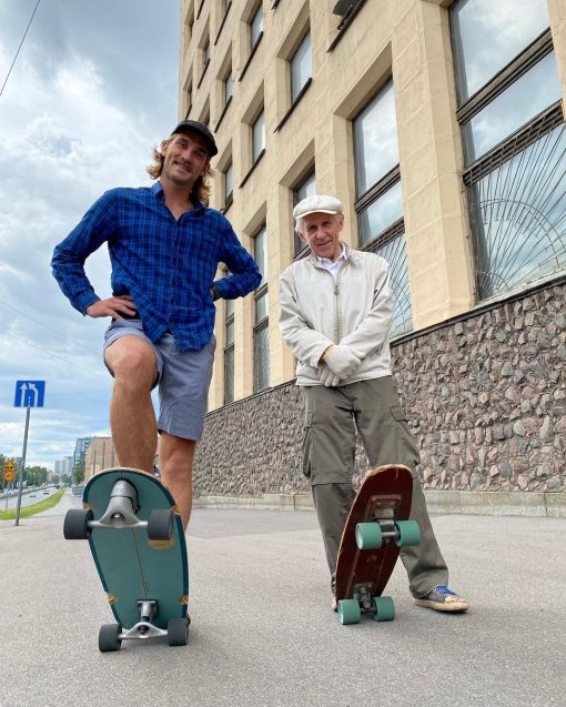 В Петербурге 73-летний пенсионер прокатился на скейтборде и стал звездой соцсетей