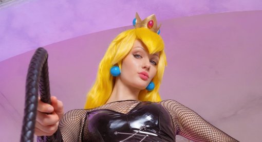 Модель снялась в образе доминантной принцессы Пич из проектов Nintendo