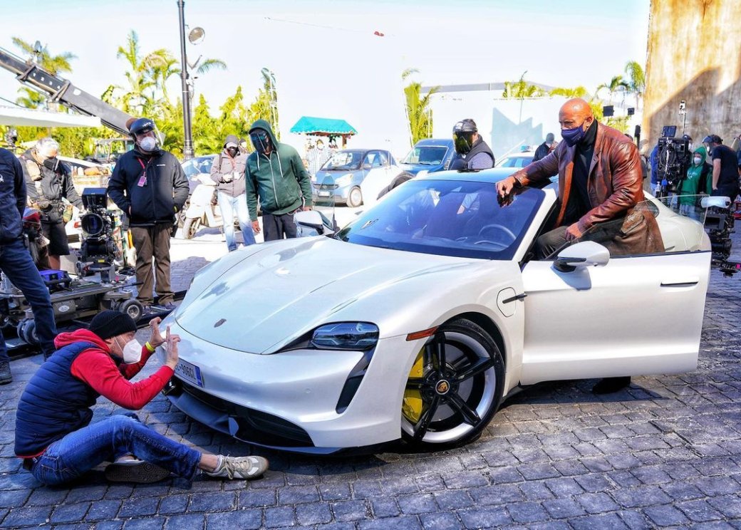 Дуэйн Джонсон не поместился в Porsche на съемках. Сцену пришлось переделать — фото 1