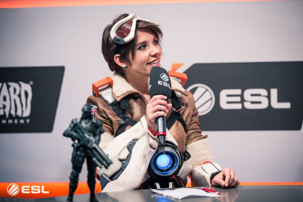 Комментатор и ведущая, которая похожа на Трейсер из Overwatch — фото 2