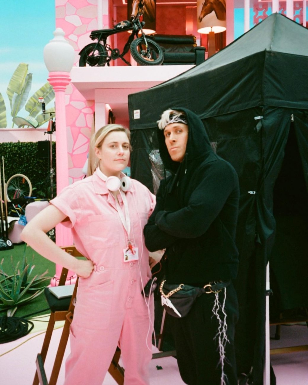 Галерея Марго Робби и Райан Гослинг появились на свежих фото со съёмок «Барби» - 7 фото
