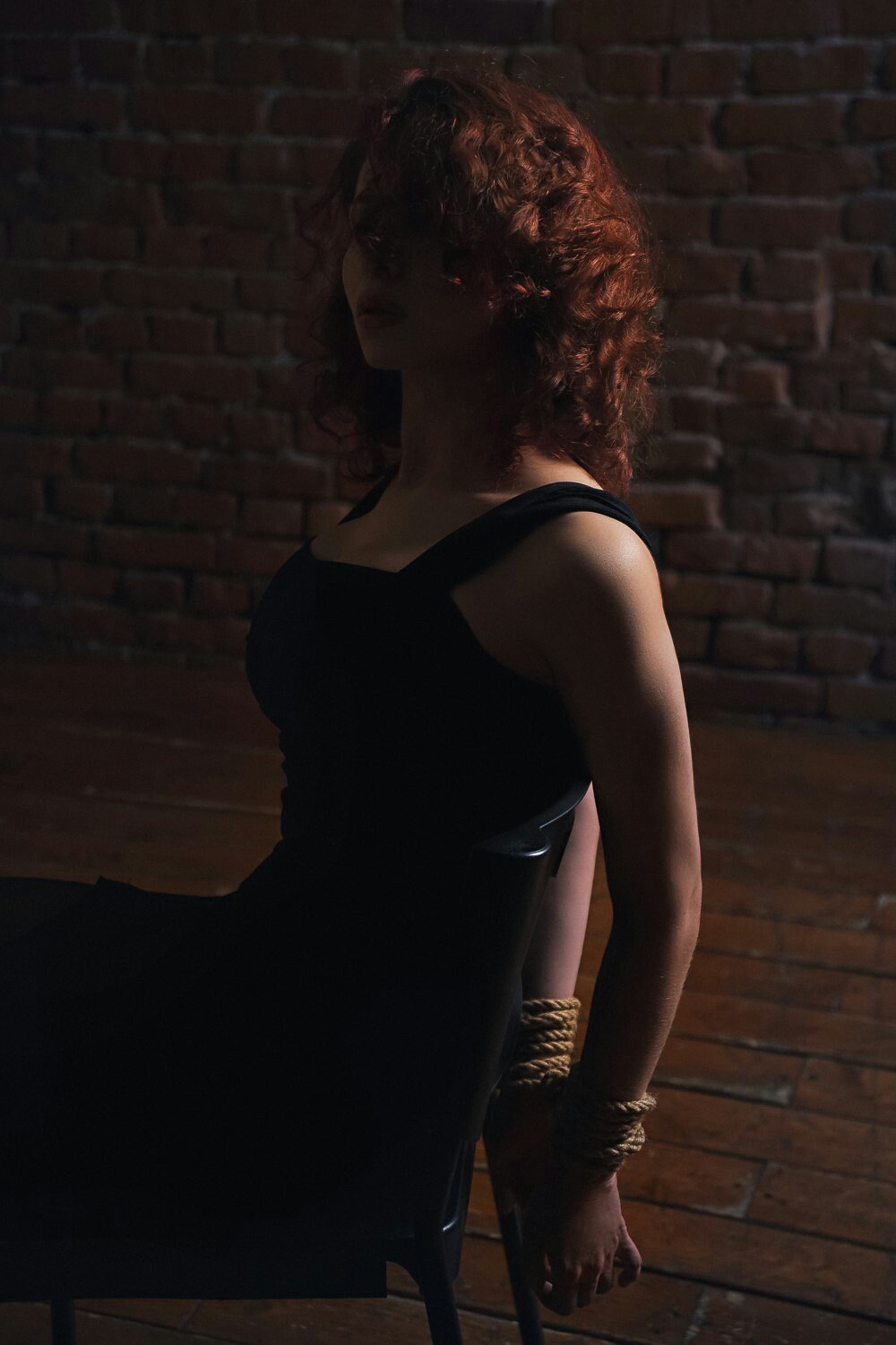 Галерея Связанная Черная вдова на допросе в восхитительном косплее по «Мстителям» - 1 фото