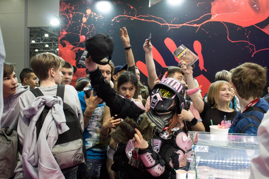 Создатель «Черного плаща», косплей и толпы геймеров. Comic Con Russia и «Игромир» 2019. День 1 — фото 65