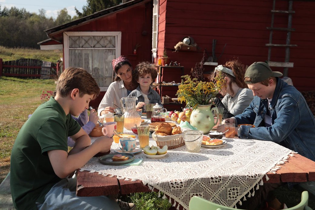 Слоган сериала: «Большое приключение большой семьи»

Источник: Premier