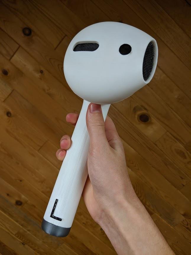 На 3D-принтере напечатали здоровенный наушник AirPod. Он работает и его тяжело потерять — фото 1