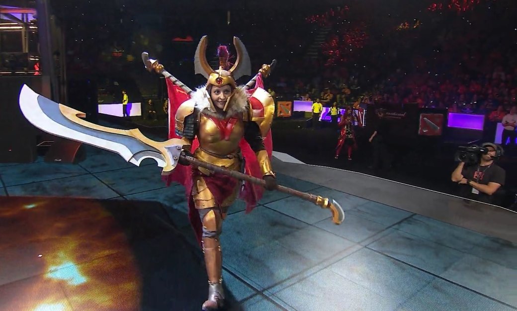 **Главный приз конкурса косплея на The International 2016 достался участнице, которая представила косплей на Legion Commander. **