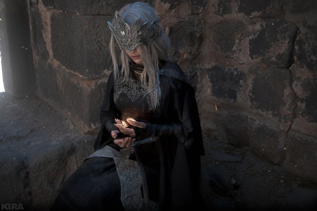 Косплеер предстала в образе таинственной Хранительницы огня из Dark Souls 3 — изображение 8