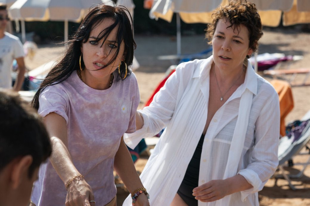 Дакота Джонсон и Оливия Колман в фильме «Незнакомая дочь». Источник: Netflix