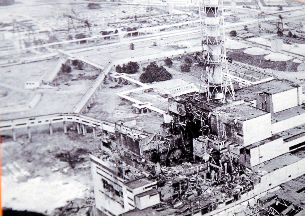 26 апреля 1986 года взорвался четвертый реактор Чернобыльской АЭС. Из-за выбросов радиоактивных веществ эвакуировали город Припять, жители которого обслуживали станцию, а зону в радиусе 30 км от атомной станции закрыли для всех. При самой аварии погиб 31 человек, но после катастрофы облучились и погибли в страданиях тысячи людей, а десятки тысяч с тех пор имели большие проблемы со здоровьем.