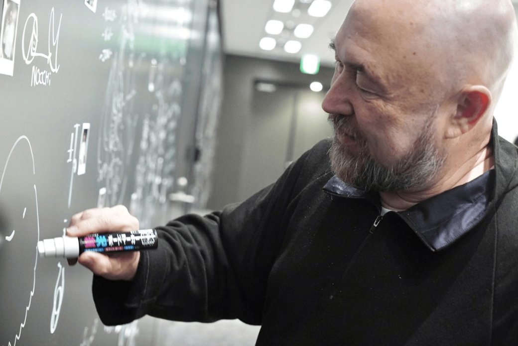 Галерея Студию Хидео Кодзимы посетил Тимур Бекмамбетов и оставил автограф - 4 фото