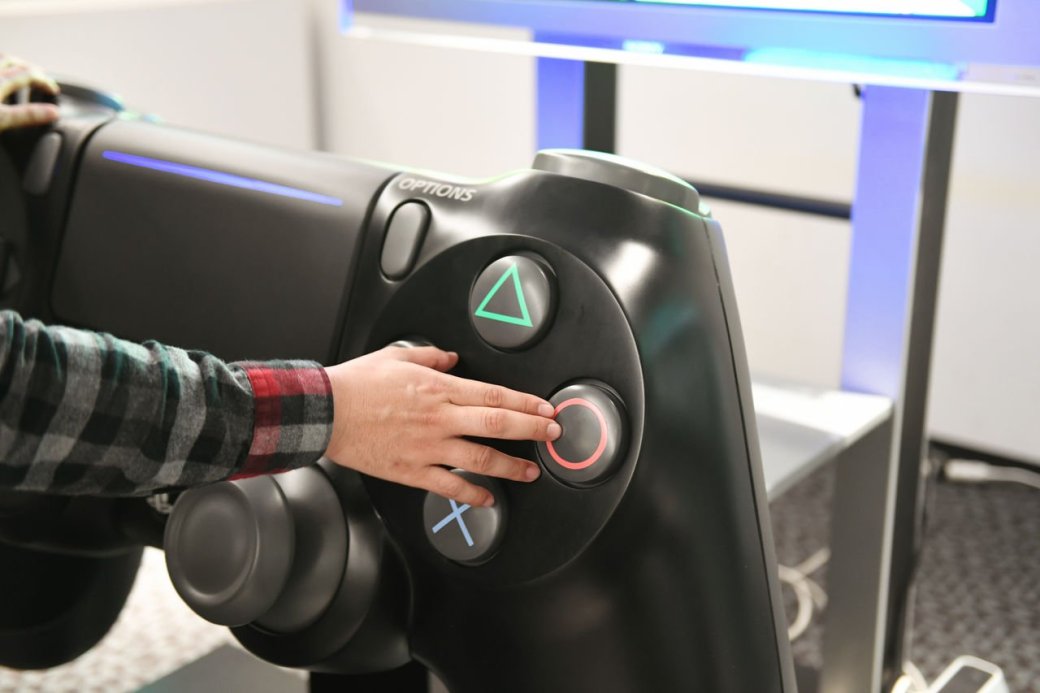 Размерчик что надо! Самый большой контроллер PlayStation 4 в мире — фото 2