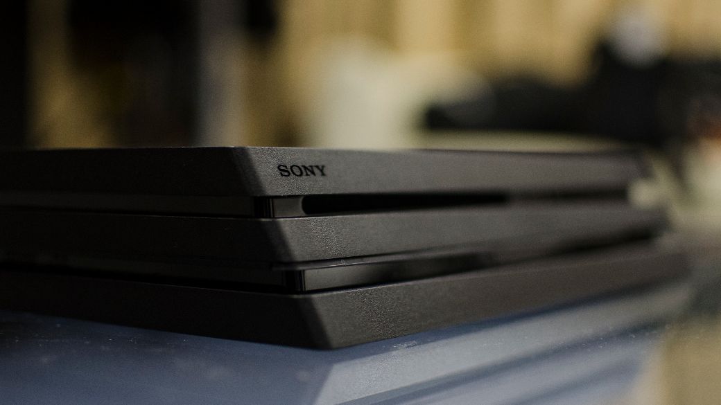 Мы первые, кому PlayStation Russia позволила сделать фотографии новой PS4 Pro. Вживую консоль выглядит несколько симпатичнее, чем на дебютной презентации.