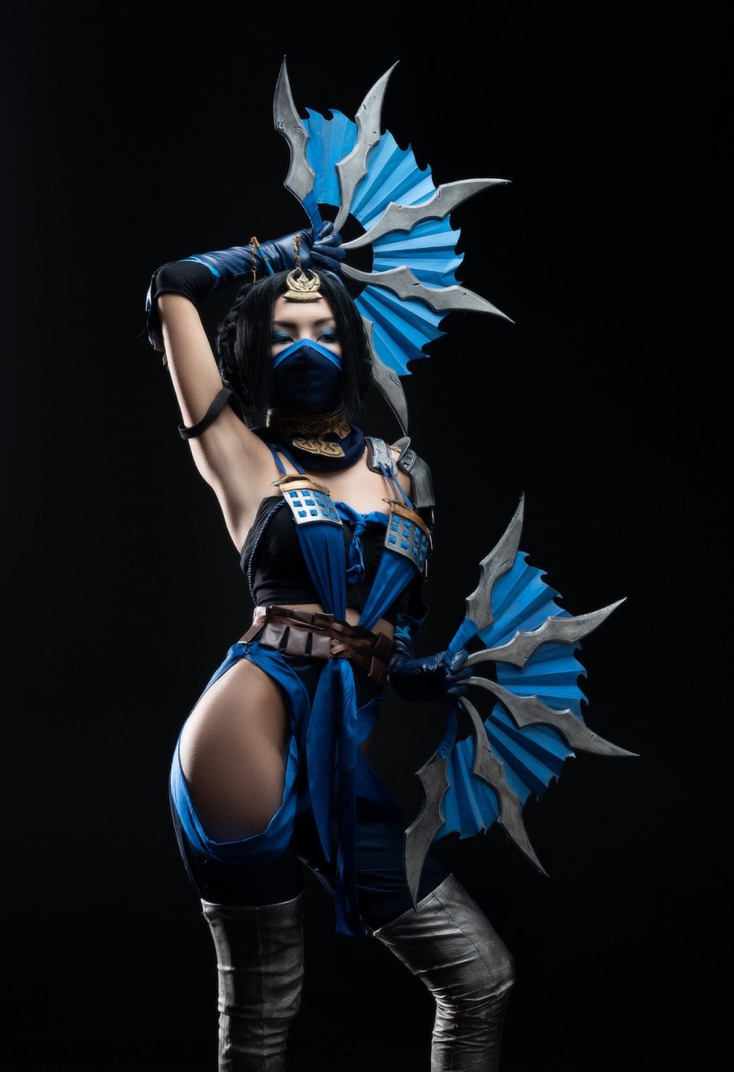 Казашка показала пикантный косплей на Китану из Mortal Kombat — изображение 5
