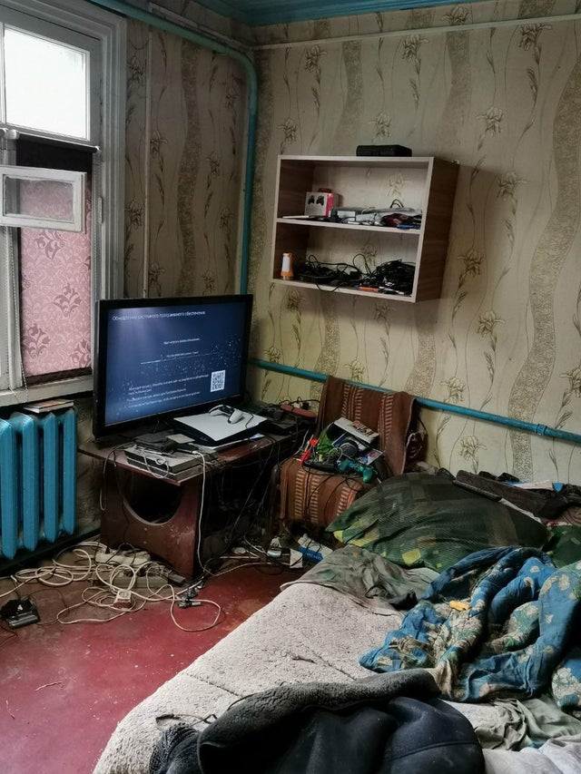 PS5 поставили в очень грязную белорусскую квартиру. Иностранцы хотят скинуться на веник [Обновлено] — фото 1