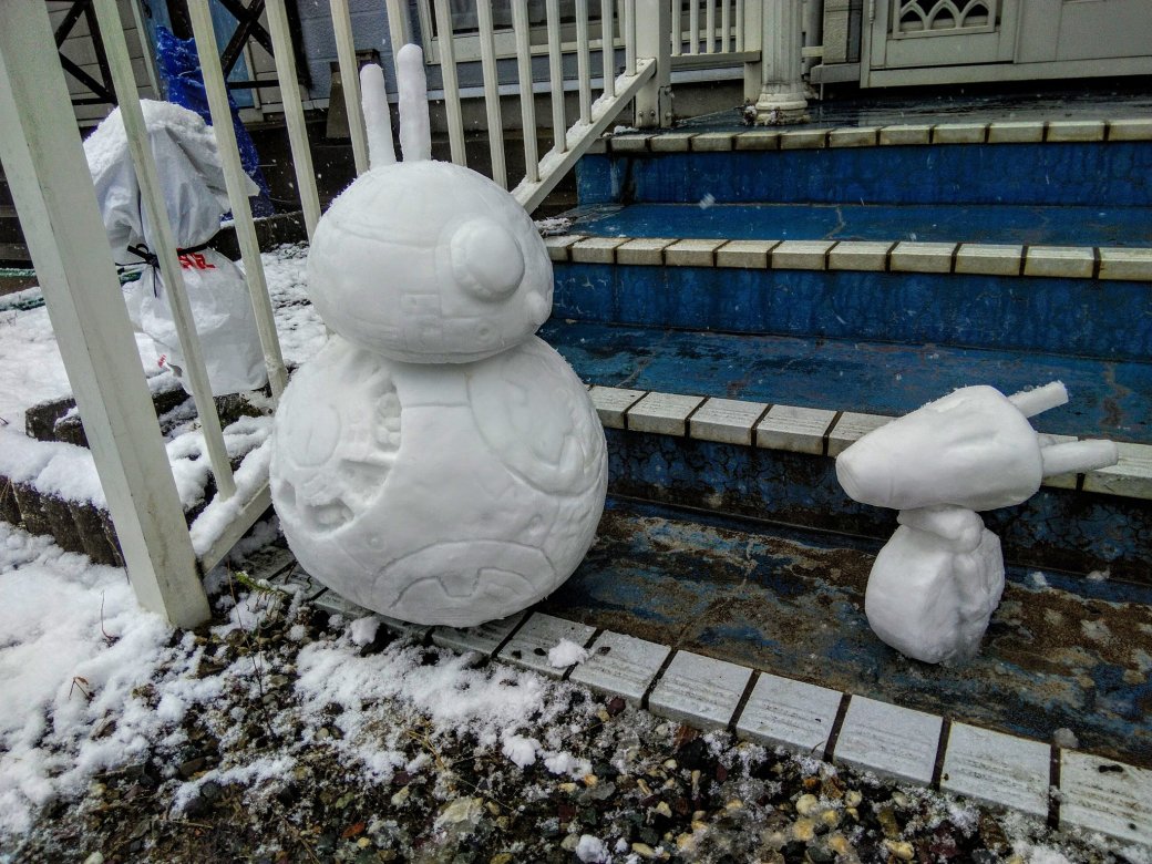 Японский художник делает скульптуры из снега. Есть Годзилла и R2-D2 — фото 2