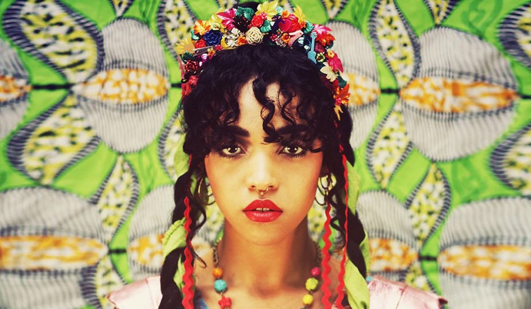 **FKA twigs — LP1 (12 августа на Young Turks)**

Британская певица и танцовщица ямайского происхождения Талия Барнетт работает вместе с венесуэльским продюсером Arca, который обрамляет в трип-хоп ее любовь к балету, сродни лучшим альбомам Massive Attack. У нее все выходит здорово: и визуальный ряд клипов, и пересечения с Джейми из группы The xx. Поет же она как молодая Джанет Джексон.