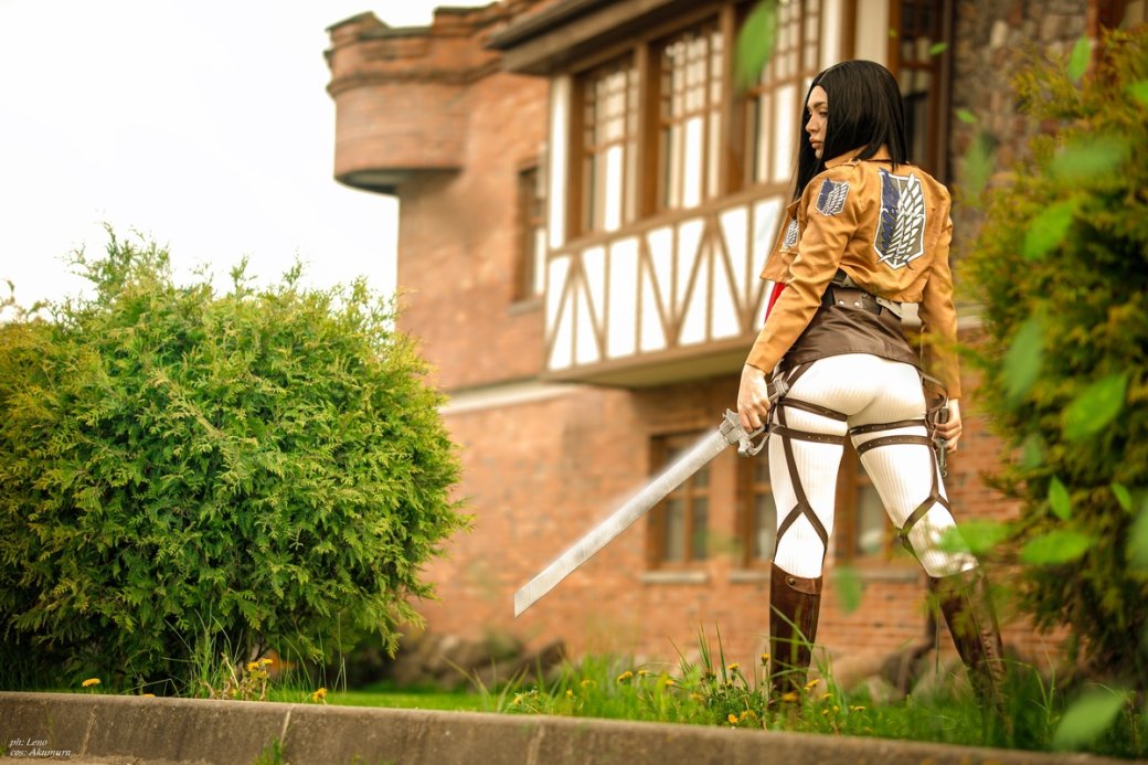 Галерея Модель показала яркий косплей Микасы из аниме «Атака титанов» - 10 фото