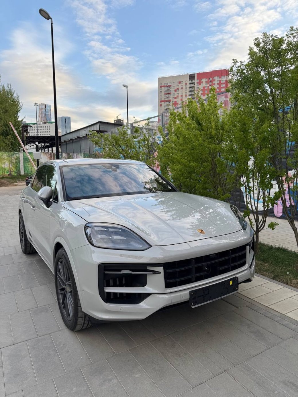 Игрок «Perfecto» исполнил мечту своей невесты и подарил ей новый Porsche Cayenne — изображение 2
