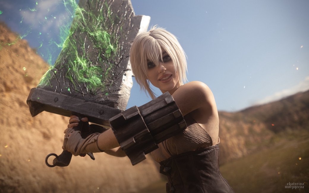 Модель предстала в образе опасной Ривен из игры League of Legends — изображение 9