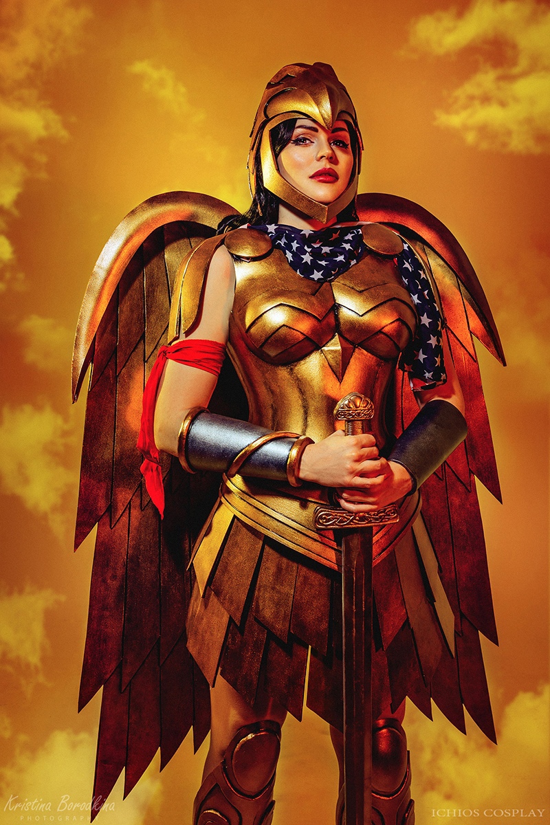 Галерея Россиянка показала яркий косплей на Чудо-женщину в золотой броне - 7 фото