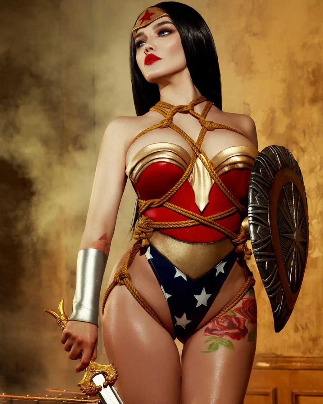 Галерея Модель сделала провокационный косплей на Чудо-женщину из DC Comics - 4 фото