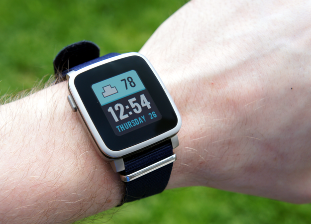 Fitbit купит создателя первых смарт-часов Pebble — фото 1