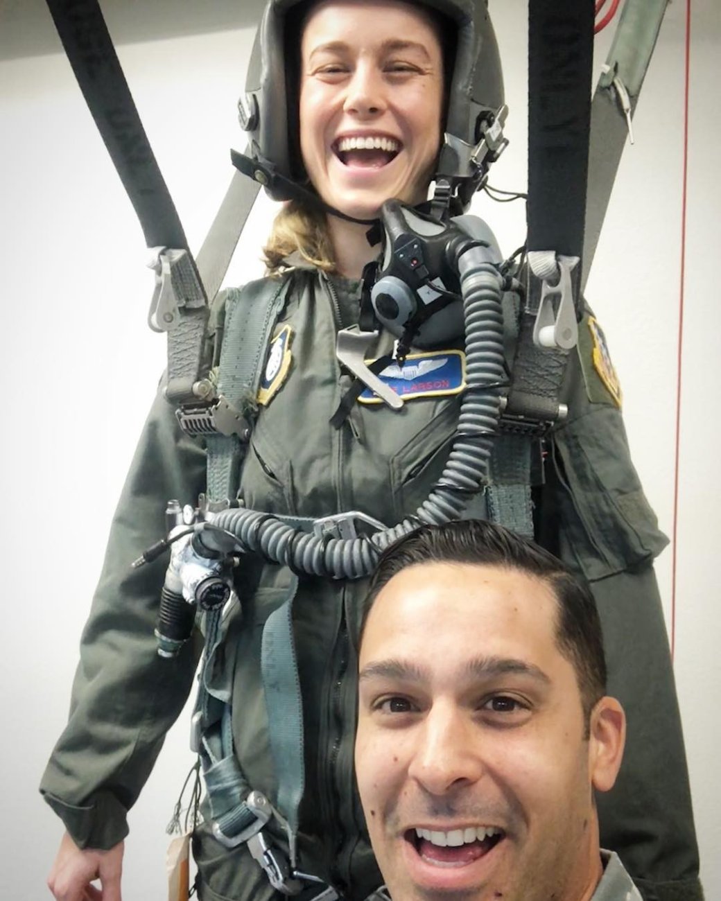 Галерея Бри Ларсон готовится к роли Капитана Марвел. Актриса посетила военно-воздушную базу ВВС США - 4 фото