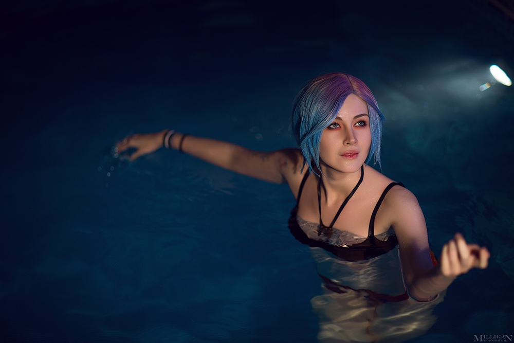 Горячий косплей веселящихся в бассейне Хлои и Макс из Life is Strange — фото 1