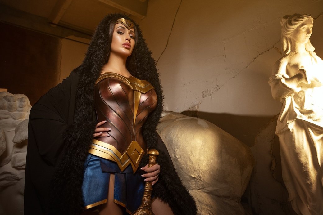 Модель предстала в сексуальном и горячем образе Чудо-женщины из DC Comics — изображение 3