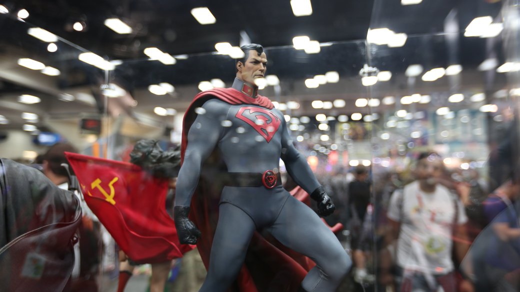 Костюмы, гаджеты и фигурки Бэтмена на Comic-Con 2015 — фото 28