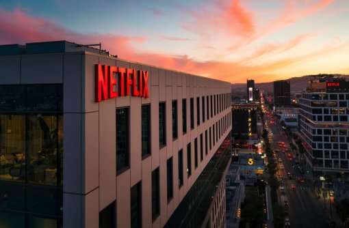 Акции Netflix упали до самого низкого уровня за последние четыре года