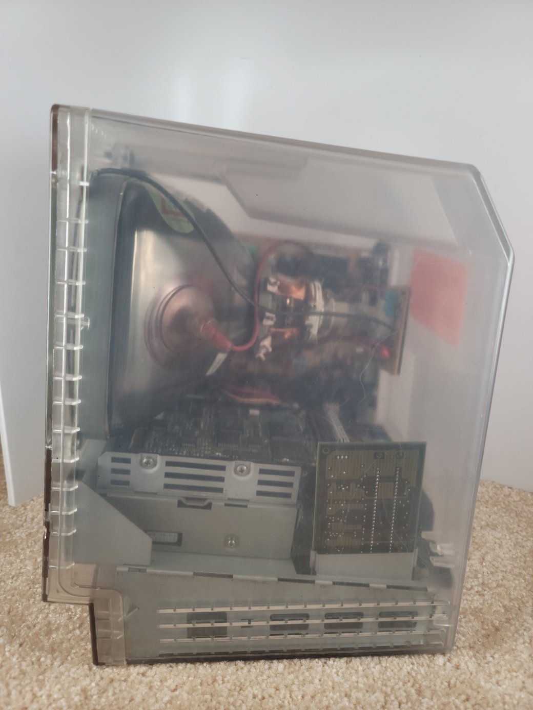 Прозрачное ретро: прототип Apple Macintosh Classic показали на качественных фото — фото 4