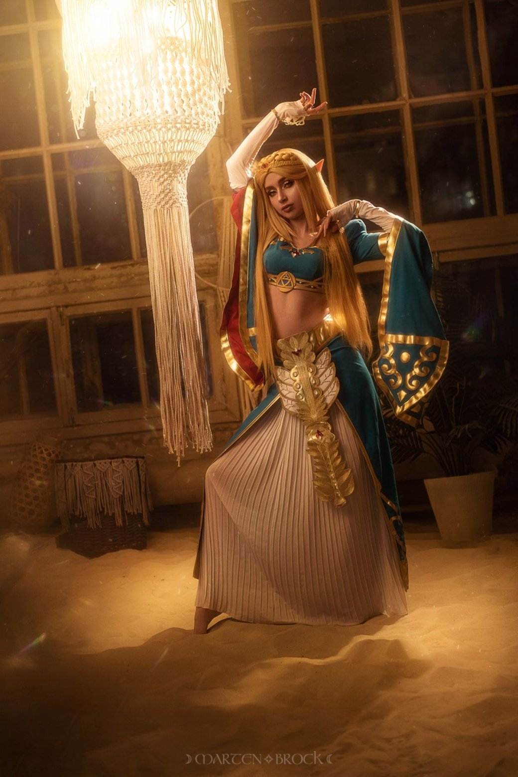Галерея Модель показала яркий косплей на принцессу Зельду - 9 фото