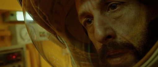 Адам Сэндлер пообщался с инопланетянином в отрывке драмы «Космонавт» Netflix