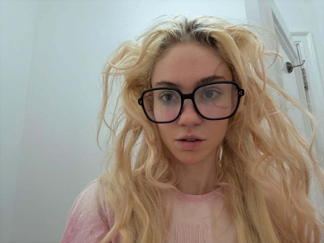Канадская певица Grimes показала свою первую татуировку на лице: «И как вы её не увидели?» — фото 1