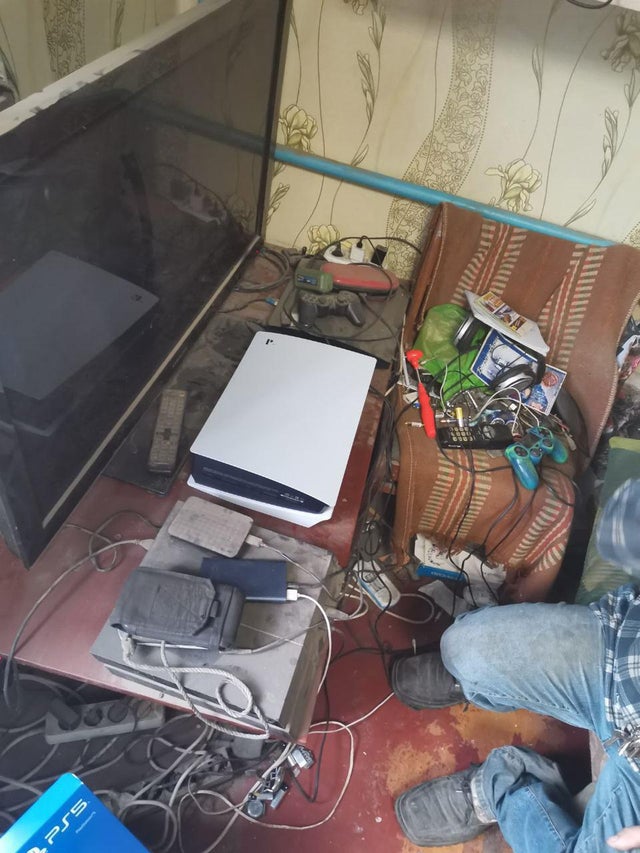 PS5 поставили в очень грязную белорусскую квартиру. Иностранцы хотят скинуться на веник [Обновлено] — фото 2