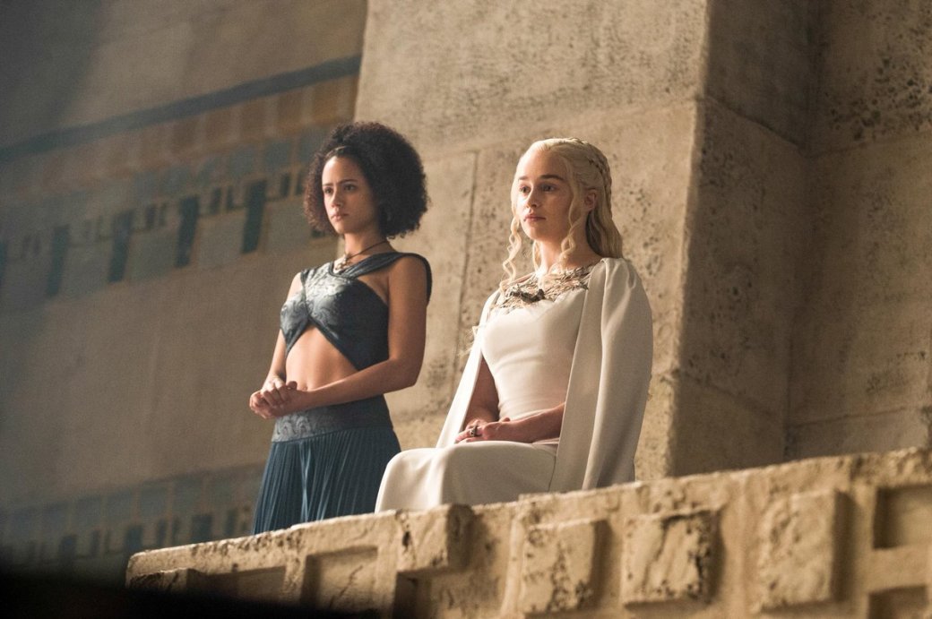 Актрисе из «Игры престолов» говорили пошлости на съемках. За нее заступилась Эмилия Кларк — фото 1