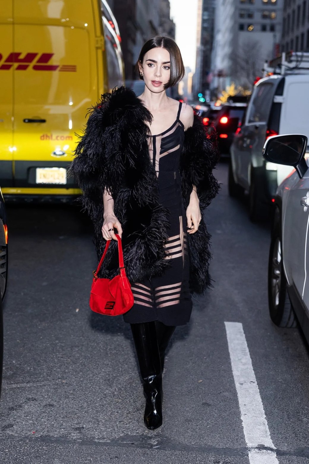 Лили Коллинз с сумкой Fendi Baguette

Источник: Courtesy of Fendi