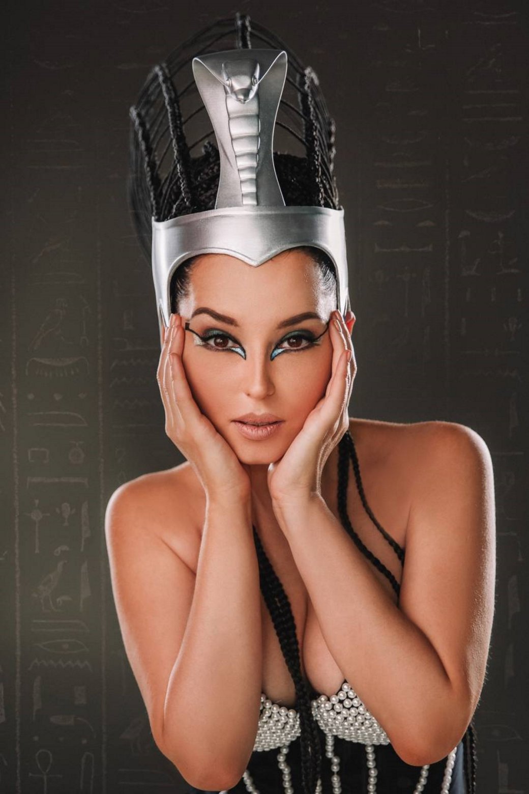 Галерея Модель представила роскошный образ Клеопатры из фильма про Астерикса и Обеликса - 10 фото