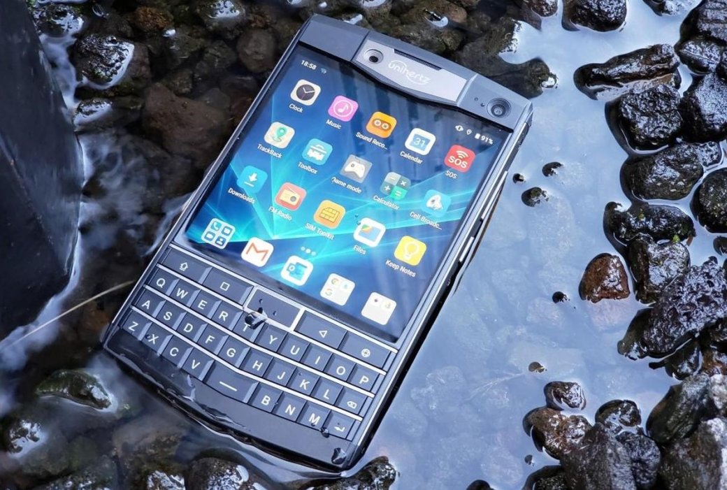 Unihertz Titan: неубиваемый смартфон с QWERTY-клавиатурой, NFC и сканером отпечатков за 16500 рублей — фото 1