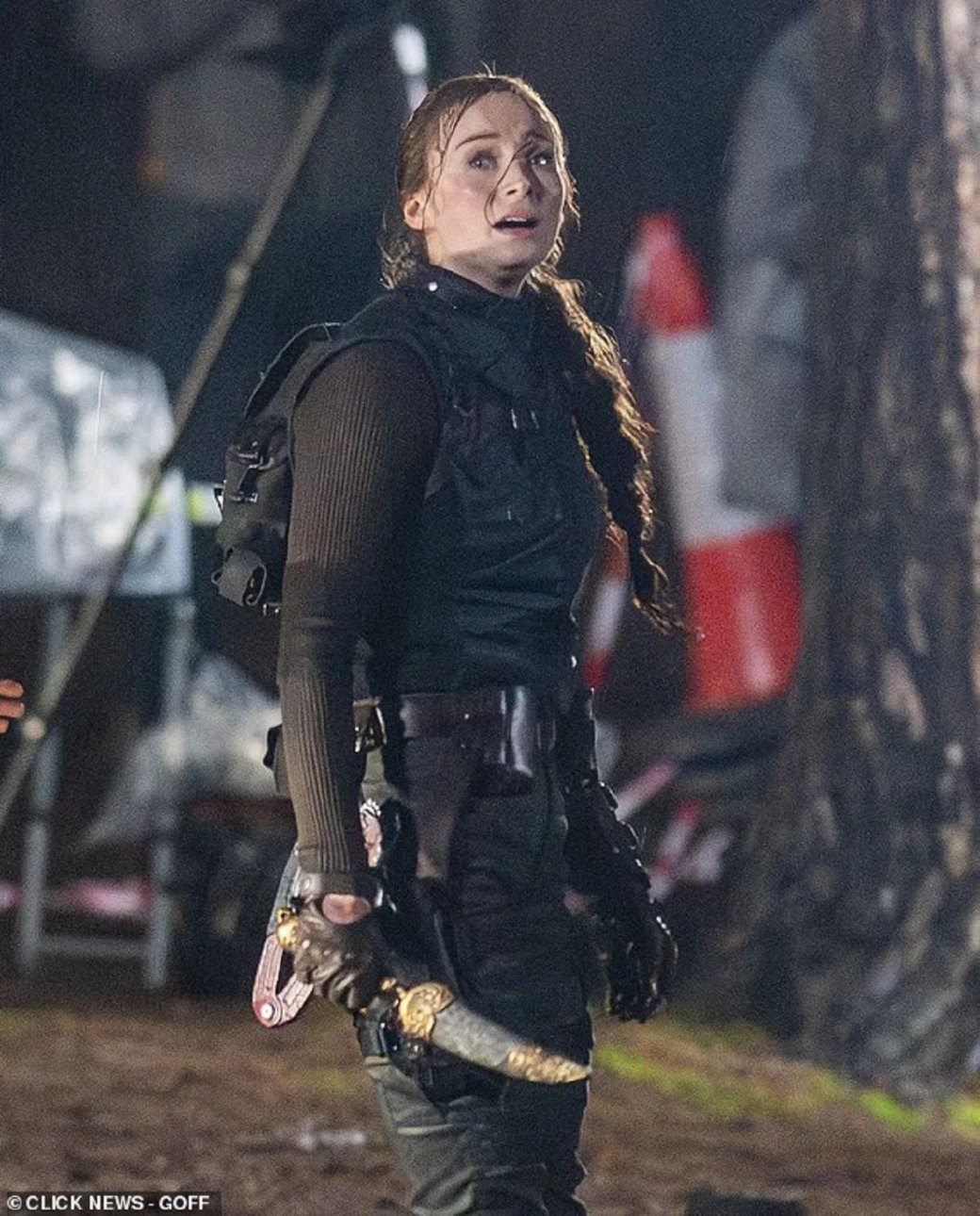 На новых кадрах со съёмок сериала Tomb Raider показали Софи Тёрнер с кинжалом — изображение 1
