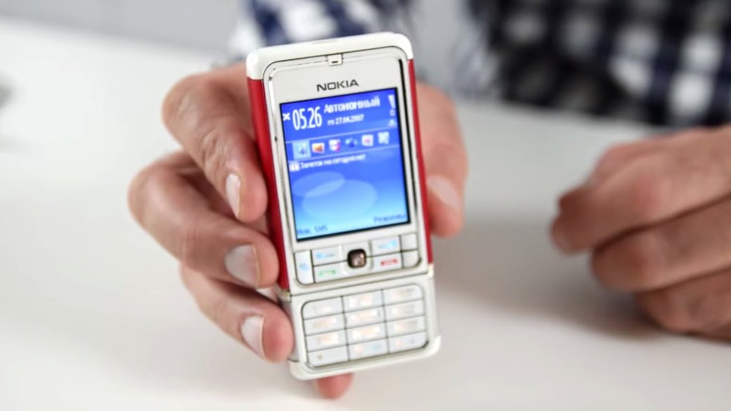 Nokia 3250 — пожалуй, первый телефон для селфи. Корпус аппарата делился на две части, одна из которых поворачивалась. На ней разместили камеру и кнопки управления мультимедия. Конструкция позволяла смотреть на себя в камеру через повернутый экран и делать снимки. Мечта гаджетомана 2000-х.