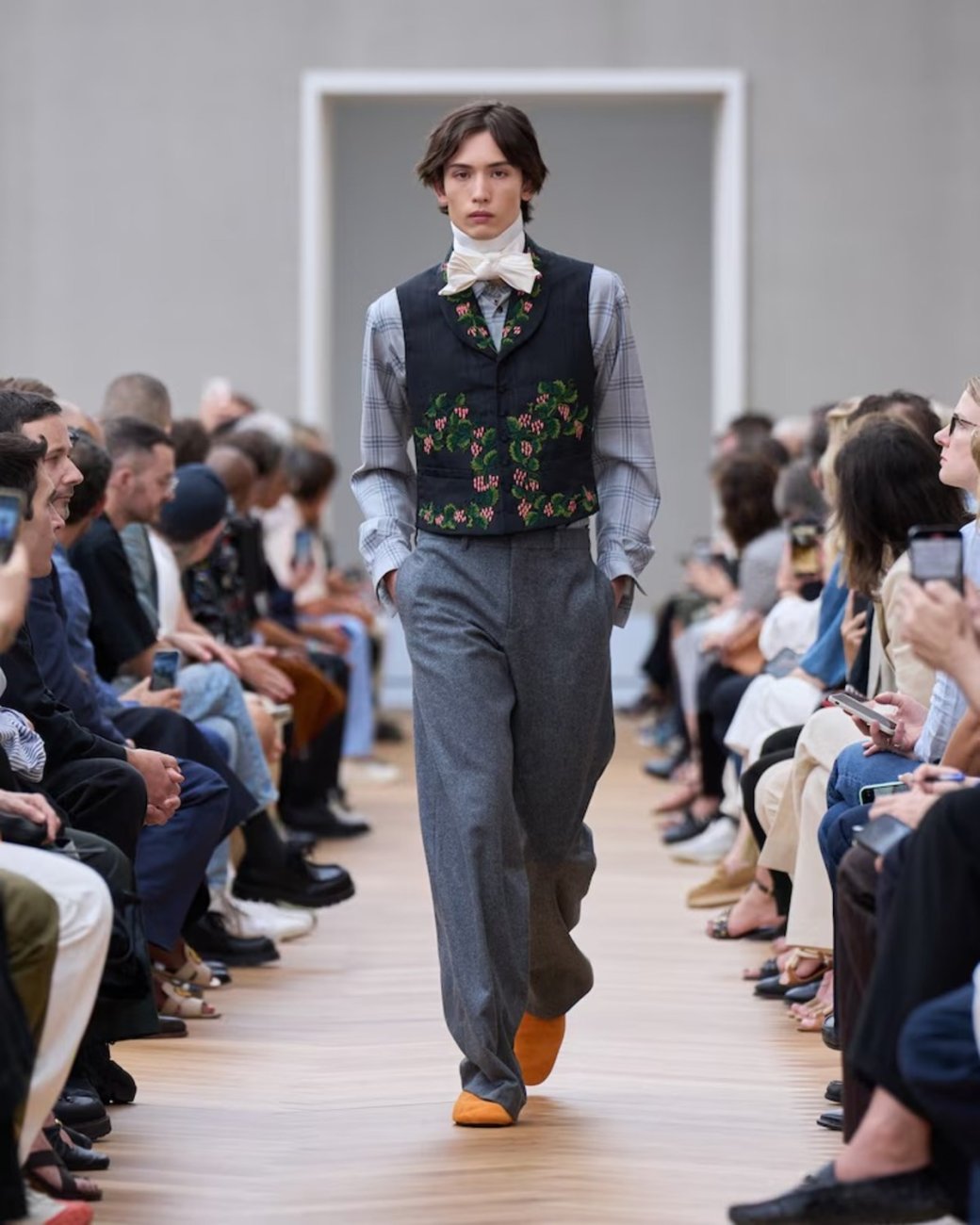 Галерея ​Dior представил первую мужскую коллекцию Джонатана Андерсона на фоне музейного декора - 19 фото