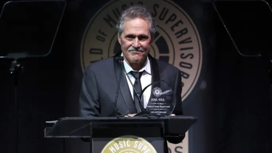 Джоэл Силл, лауреат премии Legacy Award, выступает на сцене во время 9-й ежегодной церемонии награждения Гильдии музыкальных супервайзеров. Фото: Rich Polk/Getty Images Guild of Music Supervisors
