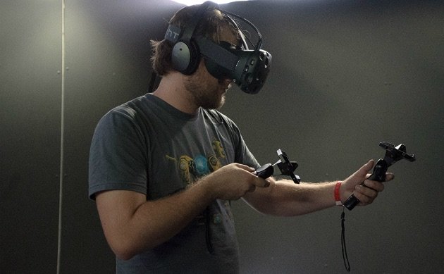 На выставке CES покажут новую версию VR-очков HTC Vive — фото 1