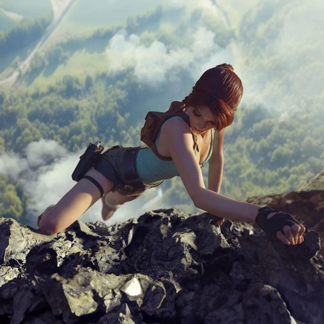 Галерея Косплеер забралась на гору в образе соблазнительной Лары Крофт из игр Tomb Raider - 4 фото