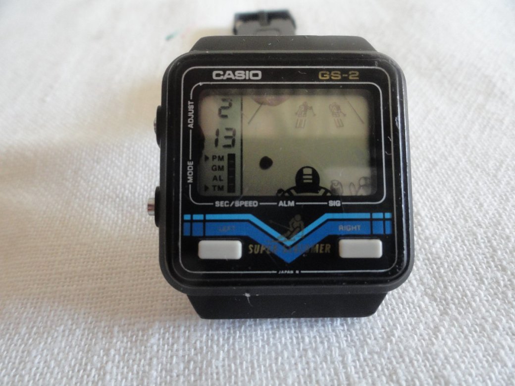 Игровые наручные часы Casio Super Slalomer вышли в 1985 году. Кроме времени в них была одна игра — в этом случае о слаломе, где гонщик спускался с горы на лыжах, а игрок помогал ему объезжать препятствия. В серии были и другие игры — по одной на каждую модель.
