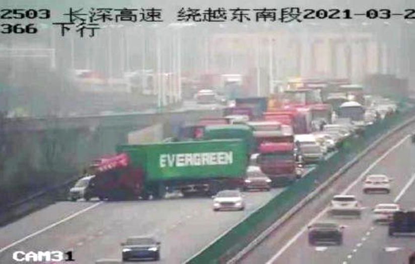 Галерея Теперь и на суше: в Китае грузовик с надписью Evergreen заблокировал автомагистраль - 2 фото