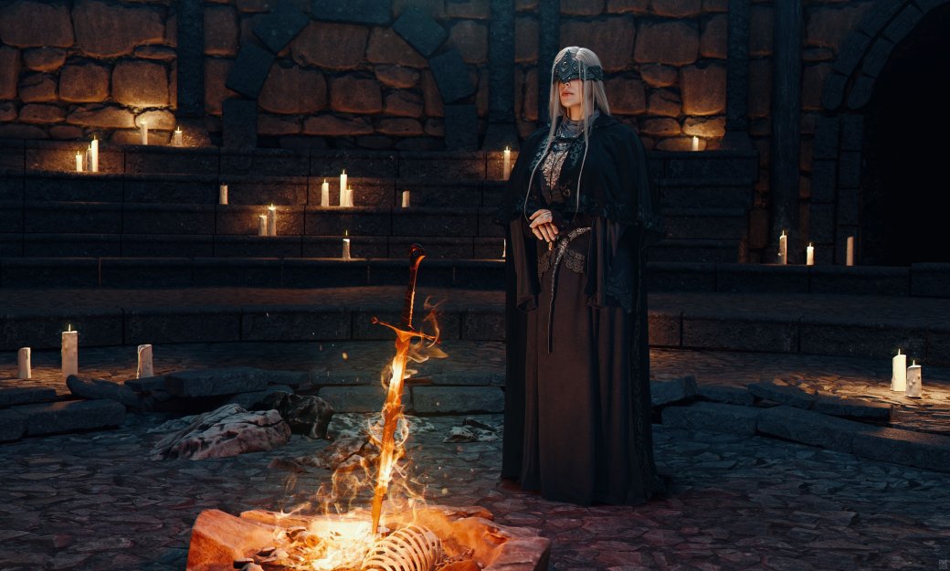 Косплеерша предстала в образе загадочной Хранительницы огня из Dark Souls 3 — изображение 2