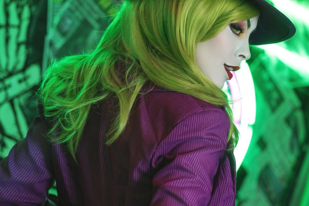 Галерея Модель показала крутой косплей женской версии Джокера в неоновых декорациях - 10 фото